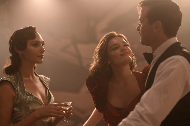 Linnet Ridgeway(Gal Gadot), Jacqueline de Bellefort (Emma Mackey), Simon Doyle (Armie Hammer)