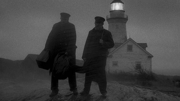 5dca3488cf462384539705 The Lighthouse kể về hai người đàn ông gác hải đăng. Ảnh: IMDb