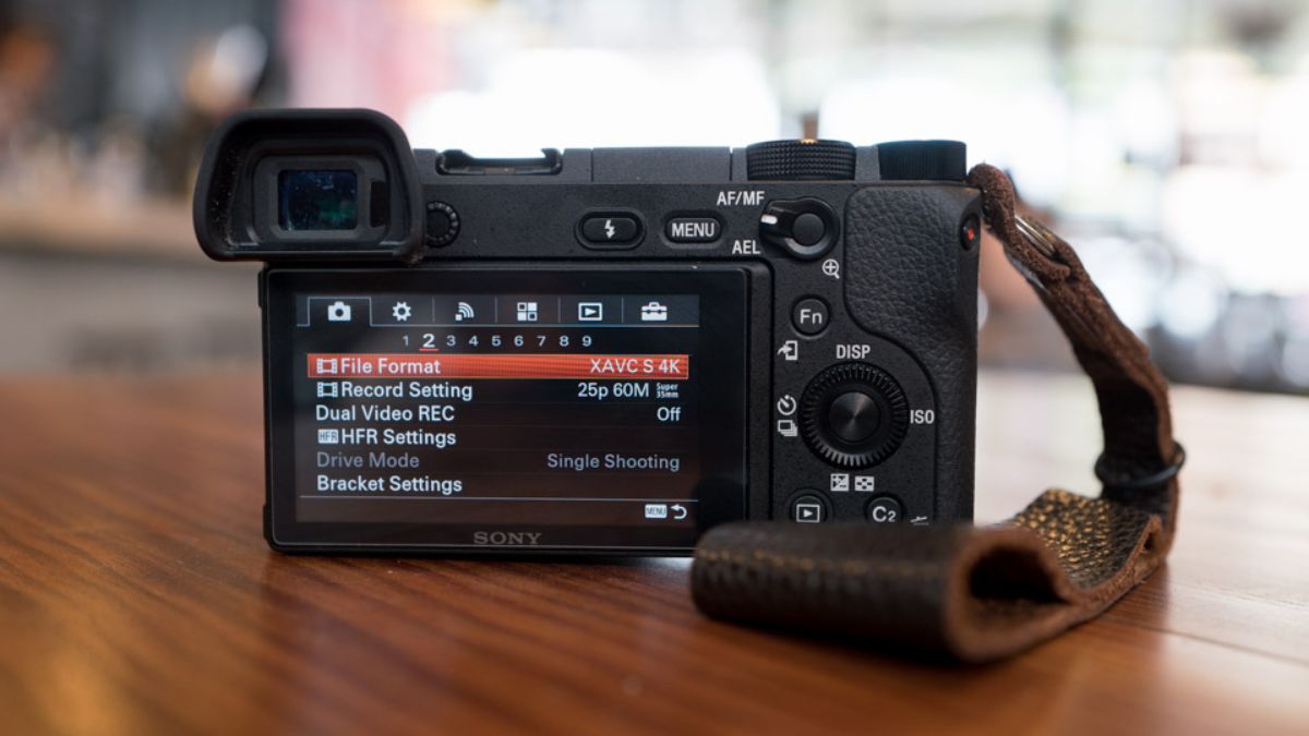 Máy ảnh quay phim chất lượng tốt nhất nên dùng là Sony A6300