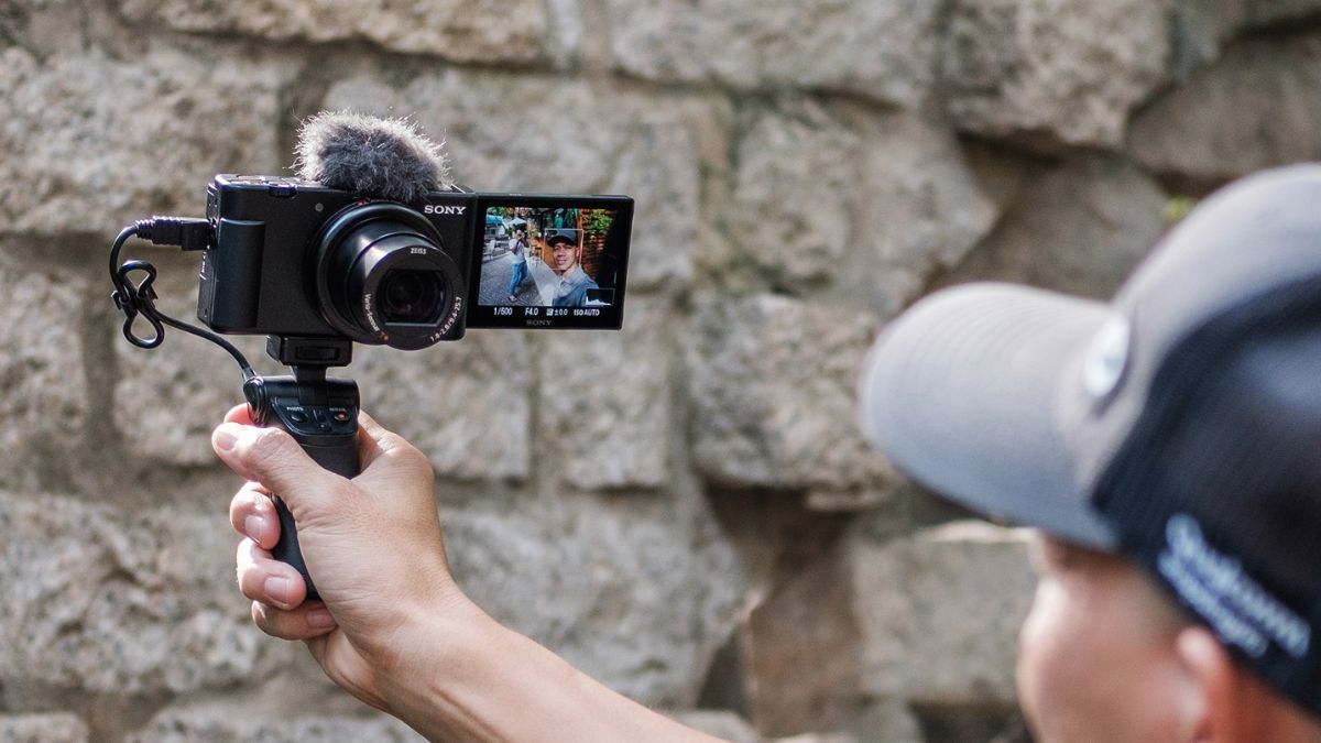 Máy ảnh quay phim chất lượng tốt nhất nên dùng là Sony ZV1